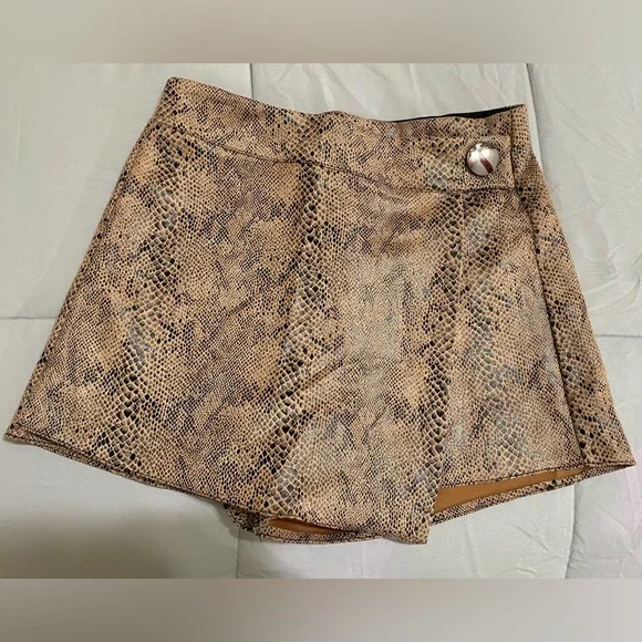 Pretty Python High Rise Skort - Picture 2 of 4